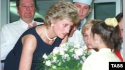 Şahzadə Diana Moskvada uşaq xəstəxanasını ziyarət edir, iyun, 1995