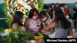 مردمان بومی برزیل در مراسم خاکسپاری روسای یکی از قبایل؛ بومیان برزیل با بحران شدیدی روبه‌رو شده‌اند