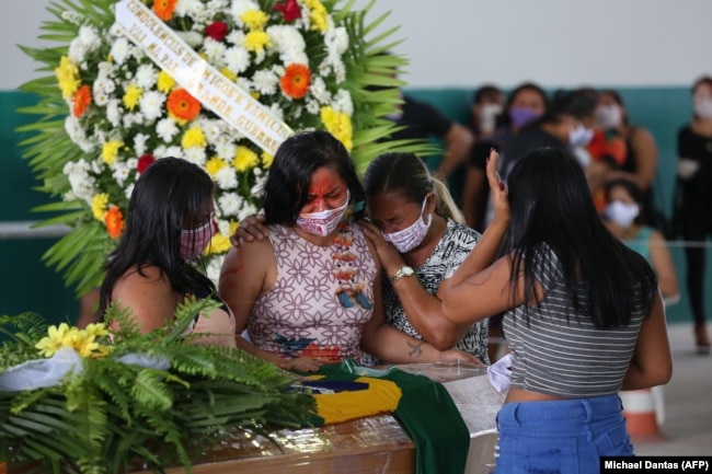 Похороны вождя одного из индейских племен Амазонии, умершего от COVID-19. 14 мая 2020 года