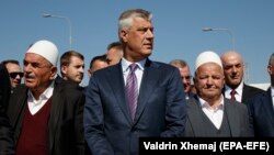 Hashim Thaci (ortada) Marina kəndində müharibə qurbanlarını anım mərasimində, arxiv fotosu