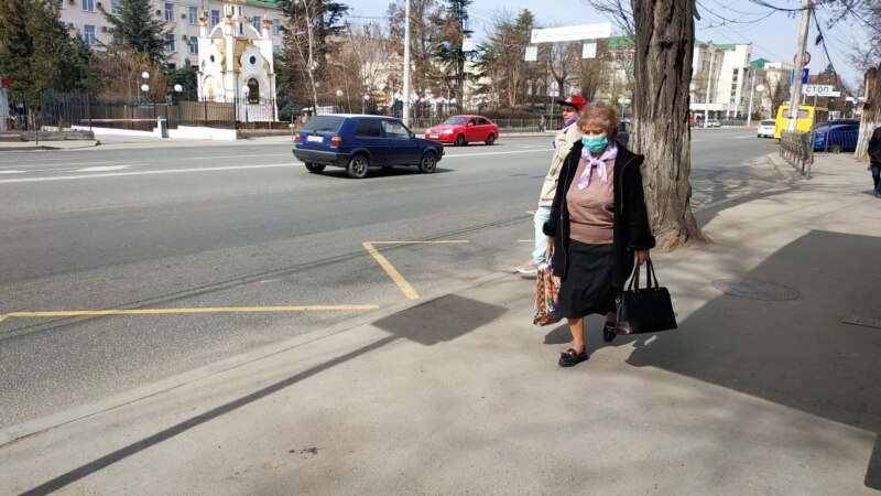 Пожилые люди гуляют по Симферополю несмотря на карантин (+фото)