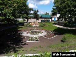 На территории интерната есть много клумб с живыми цветами