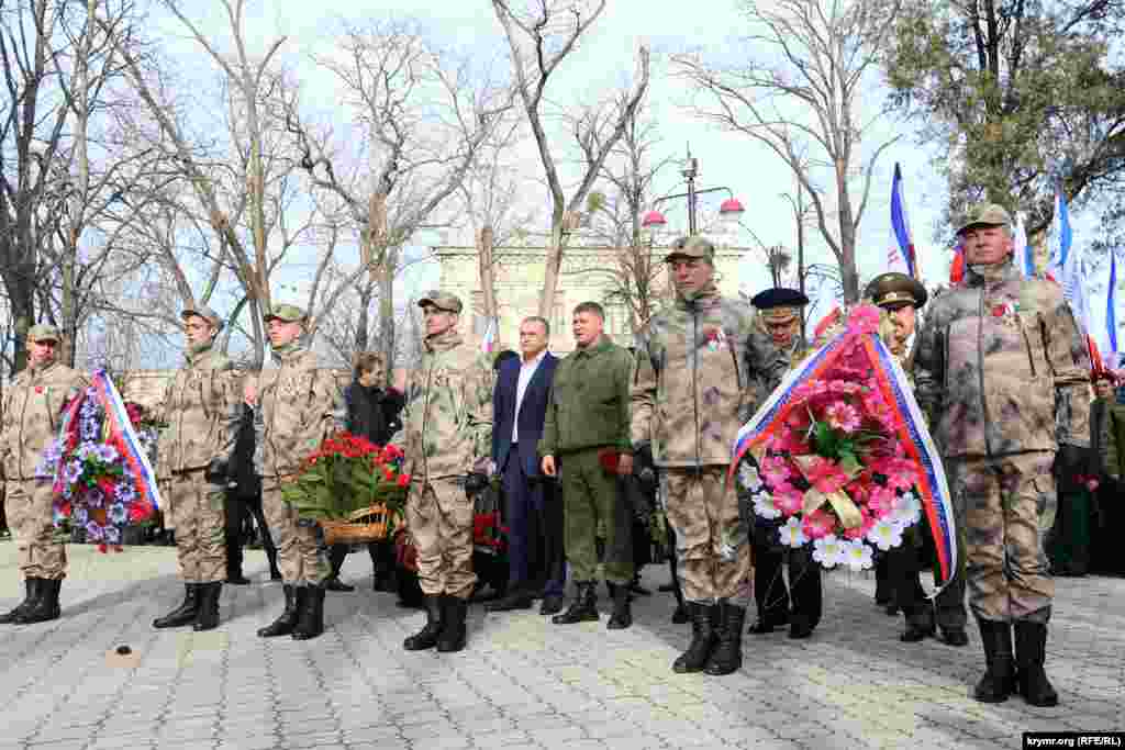 Участники мероприятия возложили к Мемориалу Славы «Танк «Т-34» венки и цветы