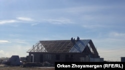 На участках, которые власти считают незаконно проданными, продолжают строить дома. Село Коянды Акмолинской области, 20 сентября 2013 года.