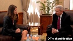 Armenia - Finance Minister Atom Janjughazian (R) meets with Yulia Ustyugova, the IMF's resident representative to Armenia, in Yerevan, 22 May 2018.