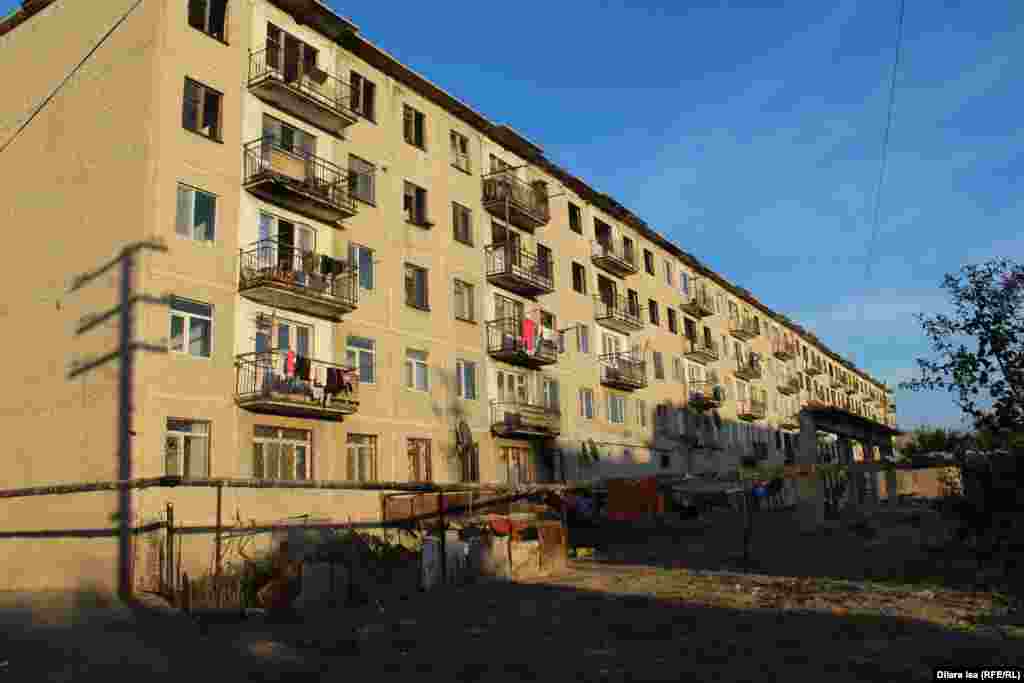 На верхних этажах многоэтажек, построенных в советскую эпоху, похоже, никто не живет.
