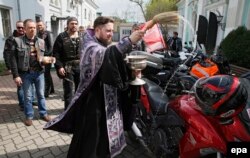 Александр Залдостанов смотрит на освящение мотоциклов 2016 год