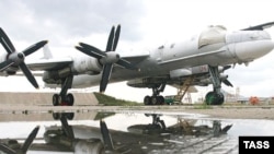 Російський стратегічний бомбардувальник Ту-95 на летовищі «Дягілєво» в Рязанській області РФ (архівне фото)