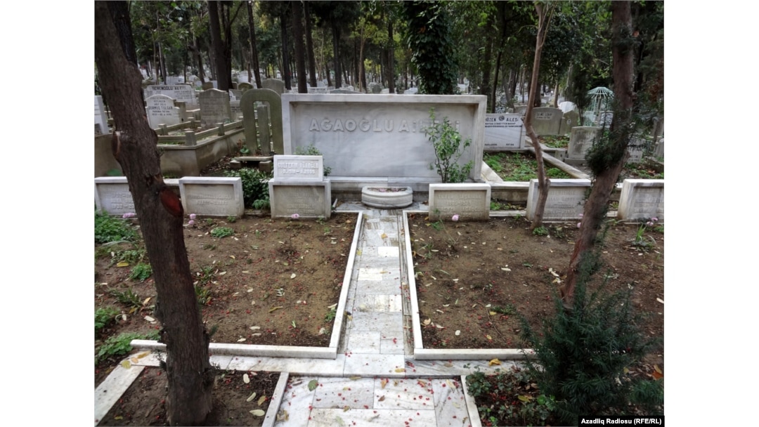 Əhməd bəy Ağaoğlunun doğmalarının məzarları