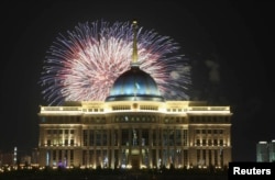 Праздничный фейерверк над зданием Акорды, официальной резиденции президента Казахстана, в честь Дня столицы. Астана, 7 июля 2013 года.