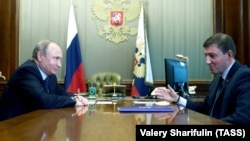 Андрей Турчак (справа) на встрече с Владимиром Путиным