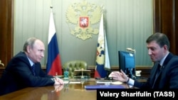 Президент России Владимир Путин и глава генсовета «Единой России» Андрей Турчак (слева направо)