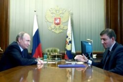 Владимир Путин и Андрей Турчак после назначения на должность секретаря генсовета "Единой России"