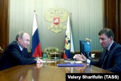 Владимир Путин и Андрей Турчак после назначения на должность секретаря генсовета "Единой России"