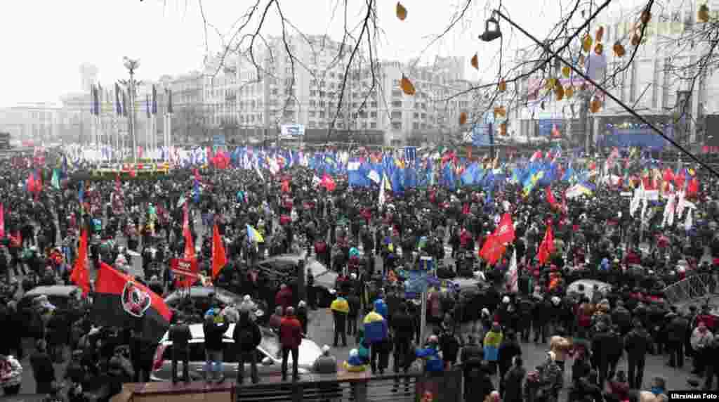 100 тисяч осіб взяли участь у ході проти призупинення підготовки до підписання угоди про асоціацію з ЄС у Києві, 24 листопада 2013 року