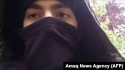 Хамзат Азимовтің "ИМ қатарына өтіп, ант бергені " делінген видеодан скриншот.