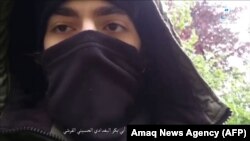 Скриншот видео, размещенного Amaq, в котором утверждается, что Хамзат Азимов поклялся в верности ИГ.