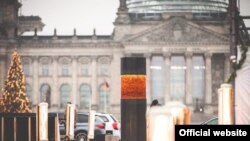 Создатели монумента «Колонна сопротивления» предостерегают от сотрудничества с правыми популистами. Берлин, декабрь 2019 года.