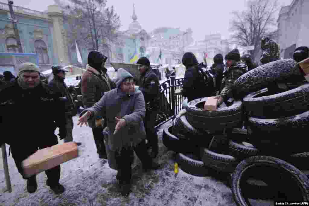 У центрі Києва прихильники Саакашвілі будують барикаду з розібраної бруківки​, 6 грудня 2017 року БІЛЬШЕ ПРО СИТУАЦІЮ