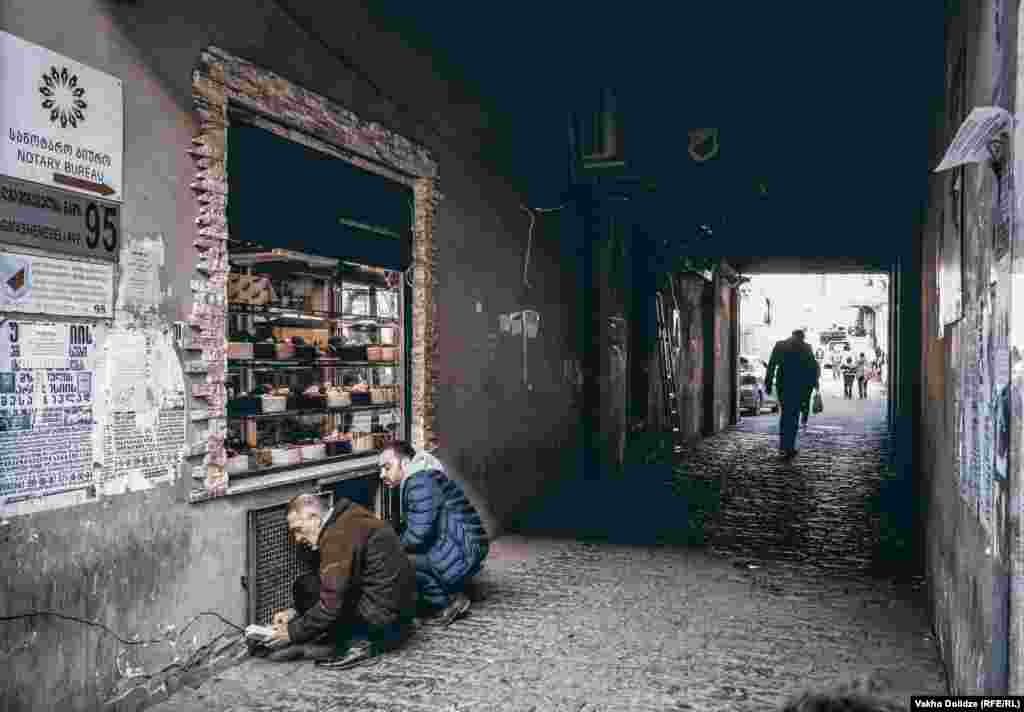 As two men fiddled with an electrical outlet in a Tbilisi passageway, photographer&nbsp;Vakho Dolidze saw an allegory for his country&#39;s current situation: &quot;We Georgians are in this dark tunnel that&#39;s slippery and treacherous, but we can see the light in the distance. We know we have to walk carefully to reach that light.&quot;