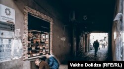 Şəkilçəkən Vakho Dolidze Tbilisidəki keçiddə iki kişinin elektrik mənbəyini çək-çevir etməsi ilə öz ölkəsinin cari vəziyyətinin alleqoriyasını görüb: “Biz gürcülər sürüşkən və sərt olan bu qaranlıq tuneldəyik. Amma müəyyən məsafədə biz işıq da görə bilərik.O işığa çatmaq üçün ehtiyatla hərəkət edəcəyimizi də bilirik”.