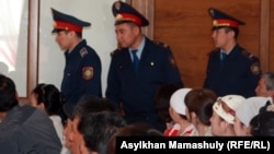 Полицейские в здании суда, где рассматривается дело о событиях в Шетпе. Актау, 17 апреля 2012 года.