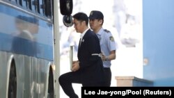 Лі Дже Єн у супроводі поліцейського (фото архівне)