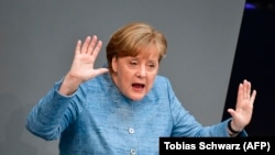 Angela Merkel astăzi în Bundestagul de la Berlin