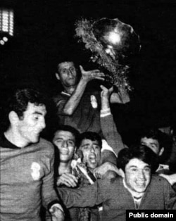 شادی تیم ایران پس از قهرمانی در مسابقات جام ملت‌های ۱۹۶۸