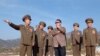 Ким Чен Ир (в центре) отработал технологию создания ядерной бомбы, и теперь может поиграть в разоружение