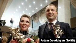 Ведучі програми «60 хвилин» Ольга Скабєєва і Євген Попов