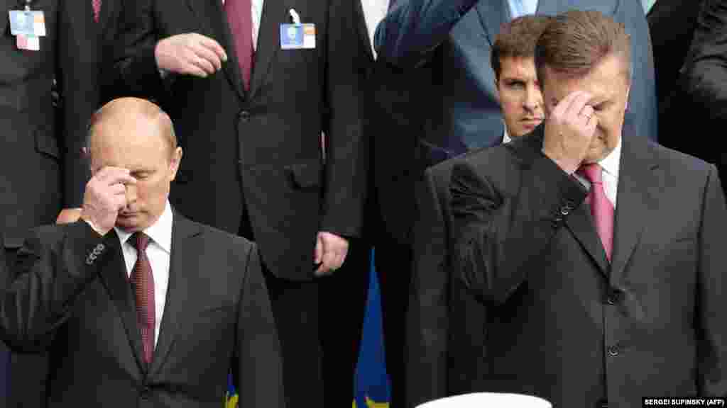 Viktor Janukovics (jobbra) volt ukrán elnök és Vlagyimir Putyin keresztet vet egy 2013. júliusi eseményen. Putyin tizenhárom éve volt elnök, amikor jelentős külpolitikai sikert könyvelhetett el: miután Janukovics nem írta alá az EU-val kötendő társulási szerződést, egyértelművé vált, hogy az akkori Ukrajna inkább az oroszokkal kíván szorosabb kapcsolatot ápolni