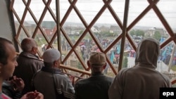 Мітинг пам'яті жертв депортації провели на околиці Сімферополя. На фото: мусульмани моляться в мечеті, біля якої відбулась акція