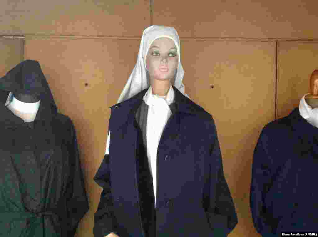 Монашки бывают и такими - в витрине католического магазина