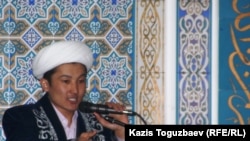Имам читает пятничную проповедь в мечети в микрорайоне "Орбита". Алматы, 21 января 2011 года. 
