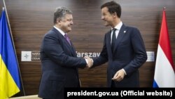 Ukrainian President Petro Poroshenko (left) and Dutch Prime Minister Mark Rutte have been negotiating over the EU's free-trade agreement with Ukraine.