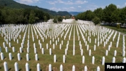 Vlasti u Srbiji i Republici Srpskoj godinama ponavljaju isti stav -uprkos međunarodnim presudama - negiraju da je u Srebrenici počinjen genocid.