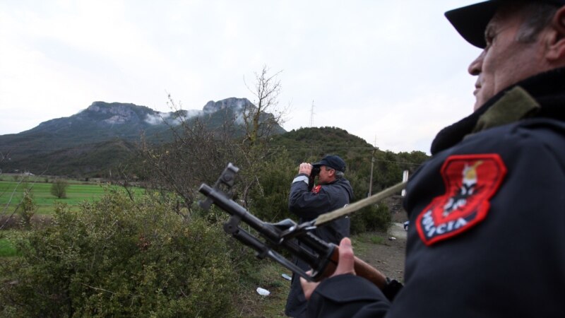 Shqipëri: Policia ua ndalon hyrjen afro 100 grekëve, arreston një polic