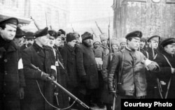 Народная міліцыя арыштоўвае перапранутых паліцыянтаў, люты 1917 году