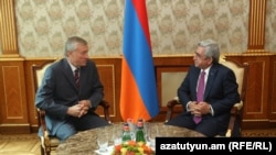 Генсек ОДКБ Николай Бордюжа (слева) и президент Армении Серж Саргсян, Ереван, 3 октября 2015 г․