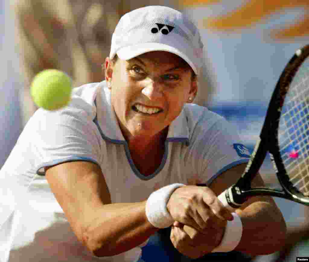 - na fotografiji: Monica Seleš u meču protiv Amerikanke Chande Rubin na turniru Hong Kong Ladies Challenge, 4. januar 2003. Posljednji nastup na WTA Touru je imala u maju 2003. godine na Roland Garrosu. Povreda stopala prekinula je i zaustavila njenu karijeru. Početkom 2008. godine najavljivala je mogući povratak, ali je od njega ipak odustala.