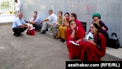 Туркменские студенты и их родители в ожидании результатов экзамена. 