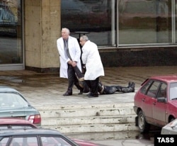 Medics remove a victim who died in the siege of the Dubrovka theater in 2002.