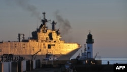 Перший із «Містралів» для Росії здійснює перший пробний вихід у море, Сен-Назер, Франція, 5 березня 2014 року. Його назва – «Владивосток». Другий має називатися «Севастополь».