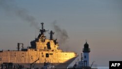 Десатный корабль-вертолетоносец типа "Мистраль", заказанный Россией, на верфи во Франции, 5 марта 2014 года. 