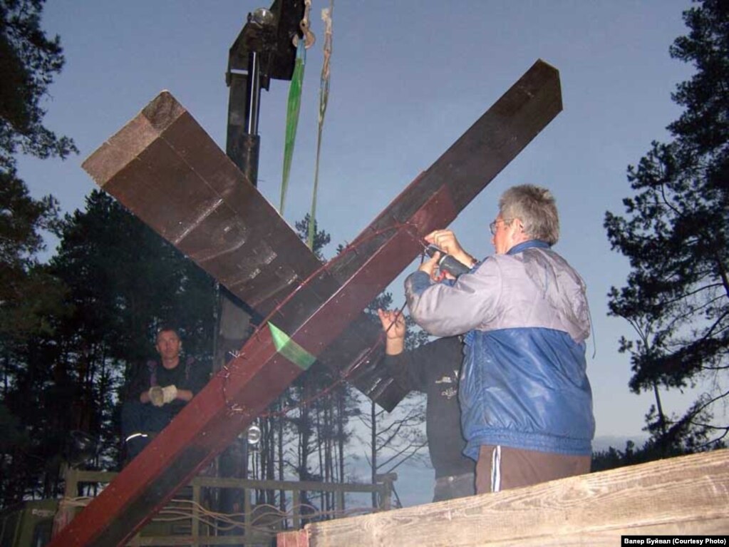 7 кастрычніка 2007 году невядомыя вандалы зламалі Крыж Пакутаў, галоўны курапацкі крыж, які людзі на руках прынесьлі ў Курапаты ў 1989 годзе. 24 кастрычніка 2007 году прадстаўнікі КХП БНФ Алесь Чахольскі, Сяргей Папкоў, Юрась Беленькі, Валер Буйвал і Ўладзімер Юхо ўсталявалі адрэстаўраваны, адноўлены крыж. Крыж быў адноўлены, дзякуючы намаганьням Алеся Чахольскага.