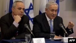 Премьер-министр Израиля Беньямин Нетаньяху (справа) и министр энергетики Юваль Штейниц.