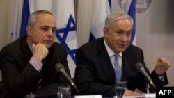 Ministri Yuval Steinitz (majtas) dhe kryeministri izrelit Benjamin Netanyahu 