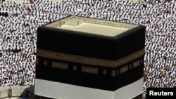 Ажыга келген мусулмандар жума намазды Мекедеги ал-Харам мечитинде окушууда. 4-ноябрь 2011