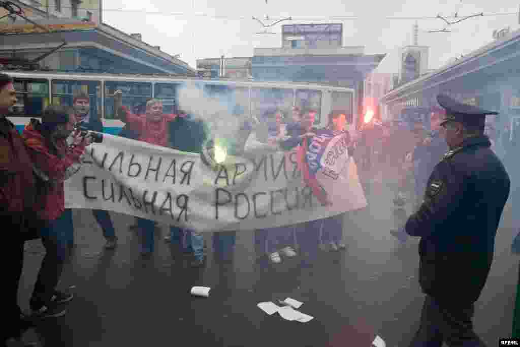 Несколько активистов прокремлевского движения "Россия Молодая" пытались сорвать мероприятие выкрикивая "Сильная армия - сильная Россия"